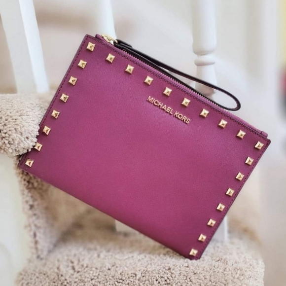 MICHAEL Michael Kors Handbags - ⚠️LAST 1⚠️ Michael Kors Jet Set XL Zip Clutch Wristlet